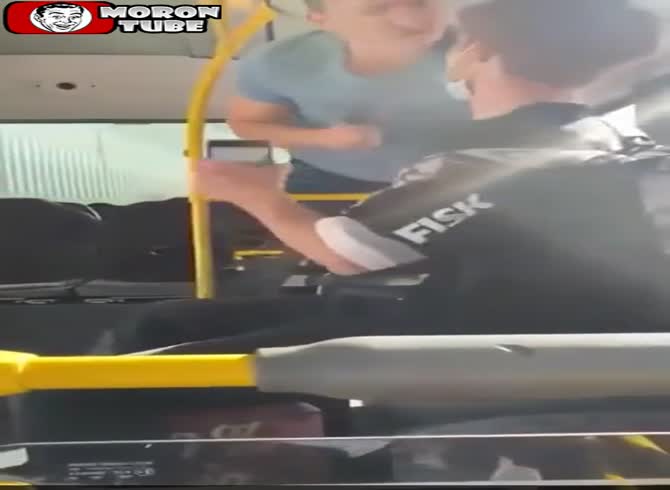 Video :He gets attacked on a bus, watch his reaction!